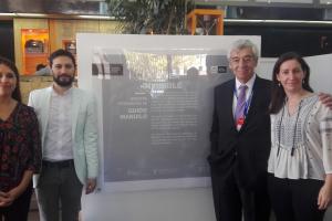 La visita del Embajador de Argentina en la inauguración de la exposición. De Izq. a derecha: Karina Arias, Vicerrectora de Vinculación con el Medio, Andrés Zúñiga, director de Extensión U. de Santiago. José Bordón, Embajador de Argentina en Chile y María del Carmen Pasarín, Agredada cultural de la Embajada de Argentina.